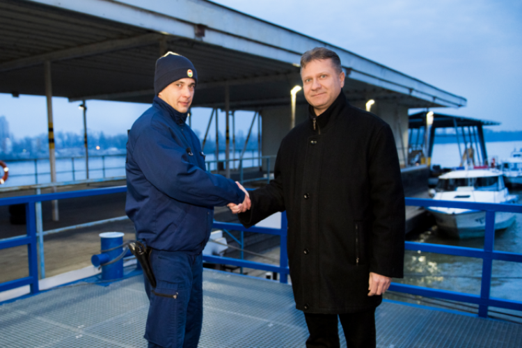 Dunába ugorva mentett ki egy nőt