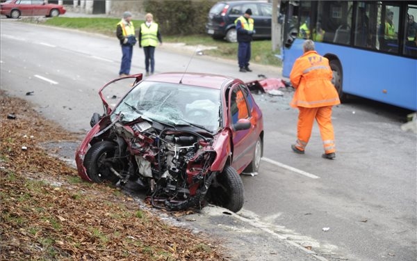 Egy csecsemő életveszélyes sérüléseket szenvedett a nagykovácsi balesetben