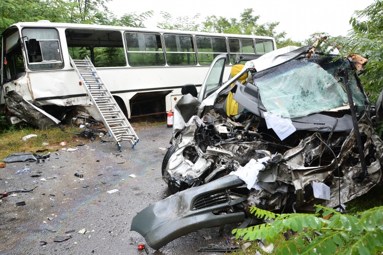 Ketten meghaltak, huszonhatan megsérültek egy buszbalesetben Nagykállónál