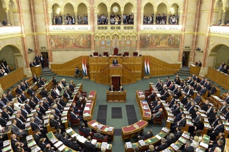 Szigorítja a határzárat és államfőt választ a parlament 
